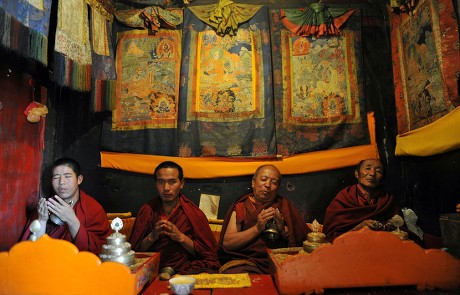 Four Tibetan Monks Chant Sutras Tashilhunpo Editorial Stock Photo ...