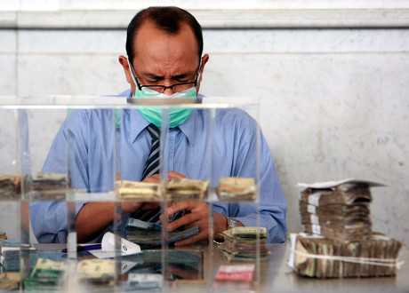 Bank Teller Counts Indonesian Rupiah Banknotes Editorial Stock Photo ...