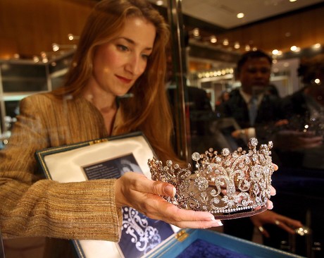Art Specialist Helen Molesworth Holds Up a Tiara From a Collection by Princess Margaret in Hong Kong 26 May 2006 the Tiara with an Estimate of 150 000-200 000 Gbp (219 716 - 292 954 Euros ) Which Was Worn On Her Wedding Day Will Be Auctioned in London 13-14 of June