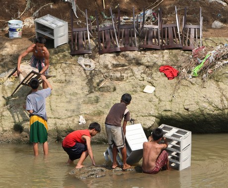 Filipinos Wash Soiled Belongings River That Editorial Stock Photo