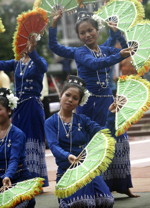 Bangladeshi Marma Indigenous Girls Perform Traditional Editorial Stock ...