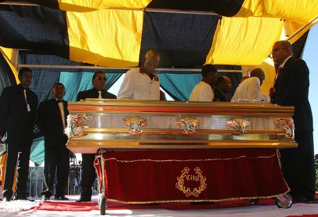 funeral-personel-guard-coffin-popstar-brenda-foto-de-stock-de