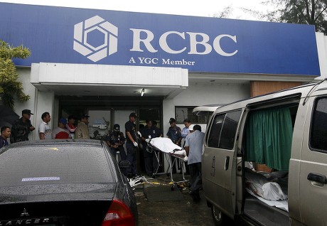 Filipino Funeral Workers Carry Cadaver Victim Foto Stock Editorial ...