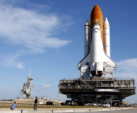 Space Shuttle Discovery Approaches Rotating Service Editorial Stock ...