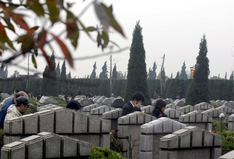 Chinese People Visit Relatives Tombs Seaburial Editorial Stock Photo ...