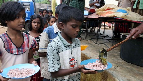 Children Displaced Families Receive Lunch Provided Editorial Stock ...