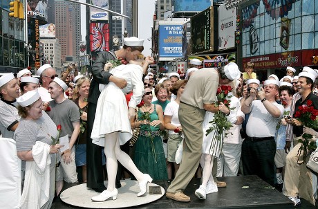Usa Vjday Kiss - in - Aug 2005