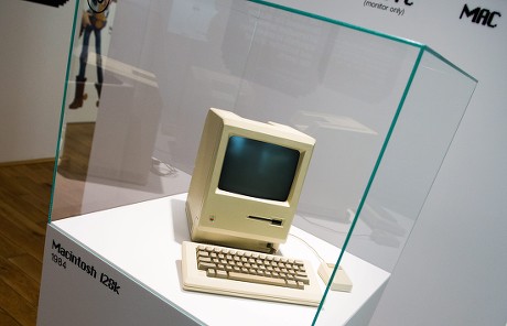 APPLE COMPUTER RETAIL STORE Editorial Photo - Image of computers