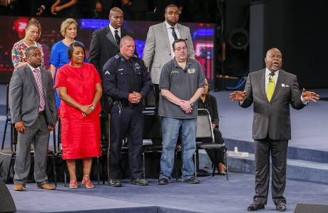 Bishop T D Jakes (r) Hosts 'Conversations with America' Town Hall at the Potter's House in Dallas Texas Usa 10 July 2016 Five Dallas Police Officers Died After an Ambush Assault by a Gunman During a Protest Rally in Dallas on 07 July United States Dallas