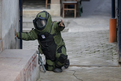 77 Bomb disposal suit Stock Pictures, Editorial Images and Stock Photos ...