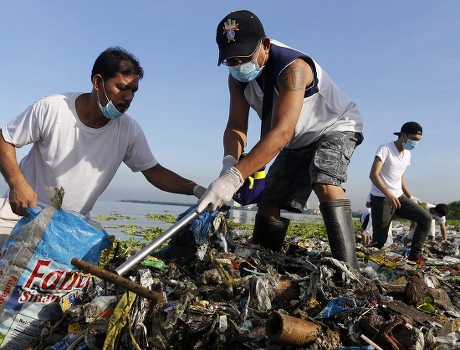 Filipino Environmental Advocates Collect Trash During Editorial Stock ...