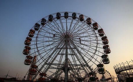 People Work On Ferris Wheel Amusement Editorial Stock Photo - Stock ...