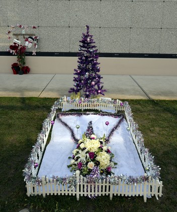 christmas cemetery decorations