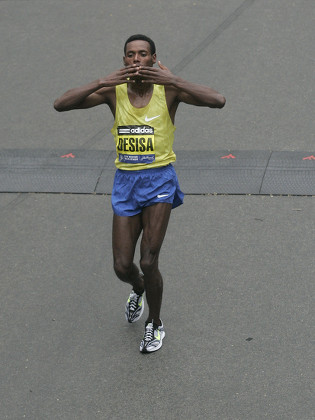 Lelisa Desisa Ethopia Crosses Finish Line Editorial Stock Photo Stock