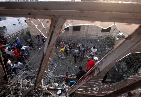 Palestinians Inspect Damage Rabaee Family House Editorial Stock Photo