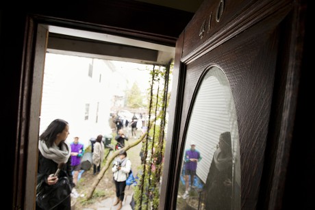 People Visit Residence Tsarnaev Brothers Cambridge Editorial Stock