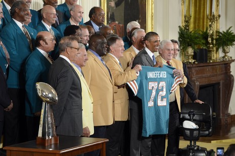 Obama welcomes undefeated '72 Dolphins to the White House 