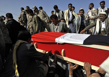 Yemeni Mourners Carry Coffin Soldier Who Editorial Stock Photo - Stock ...