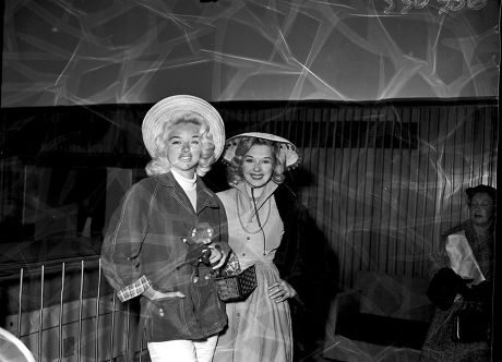 DIANA DORS AND SANDRA DORNE AT LONDON AIRPORT. 05/02/1957.