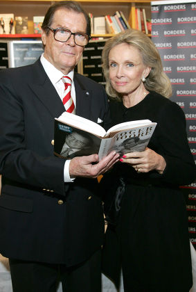 Roger Moore 'My Word is My Bond' Autobiography Booksigning at Borders Books, Oxford, Britain - 10 Oct 2008