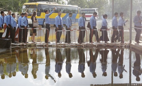 Cambodians Walk Entrance Extraordinary Chambers Courts Editorial Stock
