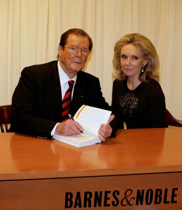'My Word Is My Bond' Roger Moore Book Signing, Barnes and Noble, New York, America - 07 Nov 2008