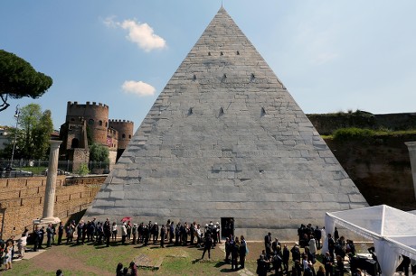 82 Piramide Stock Pictures, Editorial Images and Stock Photos ...