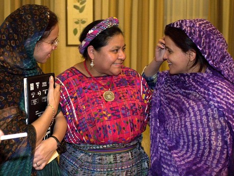 Sev 02 20011124- Sevilla Spain: Nobel Peace Prize Winner Rigoberta Mench (c) Chats with Saharian Women Jadiya Mouiaye (l) and Mulka Ahmed (r) Before Participating on Saturday 24 November 2001 in Sevilla in the Xxvii European Conference of the Coordination in Saharian People Support Epa Photo Efe/emilio Morenatti Spain Sevilla