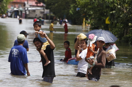 Filipino Villagers Wade Through Flooded Waters Editorial Stock Photo ...