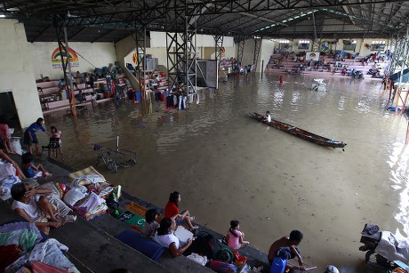 Filipino Villagers Pictured Inside Flooded Evacuation : Photos ...