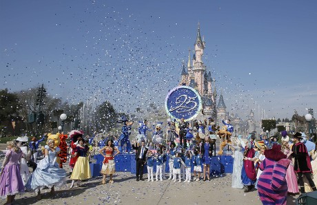 25+] Castle Disneyland Paris Wallpapers