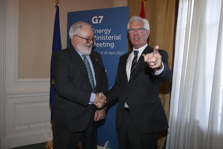 Miguel Arias Canete, European Climate and Energy Commissioner and James Gordon Carr, Minister of Natural Resources for Canada.