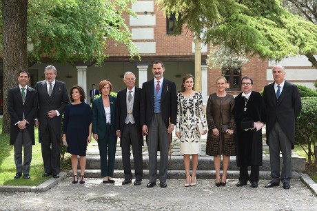 Spain's King Felipe VI (C) and Queen Letizia (C-R) pose next to Spanish writer Eduardo Mendoza (C-L) and his partner Anna Soler (4-L), among others, at the end of the Miguel de Cervantes 2016 award ceremony at Alcala de Henares University on the outskirts of Madrid, Spain, 20 April 2017. Spanish writer Eduardo Mendoza Garriga has received this year's award. The Cervantes Prize is annually awarded to honour the lifetime achievement of an outstanding writer in the Spanish language.