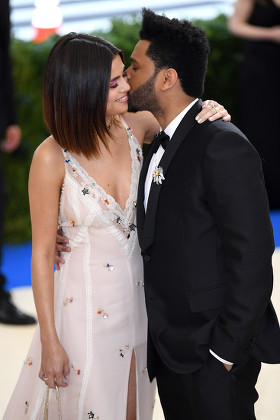 19 Abel tesfaye boyfriend girlfriend partner kissing Stock Pictures