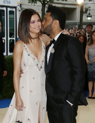 19 Abel tesfaye boyfriend girlfriend partner kissing Stock Pictures