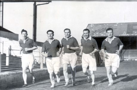 Football : Training.... 1949 A Training Sprint For Welsh Internationals Powell Shrott Griffiths And Alf Sherwood Who Will Play Against The Belgians. Roy Clarke (died March 2006) Is On The Extreme Left. 