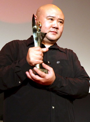 China's Director Cai Shangjun Holds the 'Golden Alexander' Award For His Film 'Red Awn' ('hongse Kanbaiyin') During the Awards Ceremony of the 48th Thessaloniki Film Festival in Thessaloniki Greece 25 November 2007 the 'Golden Alexander' is Awarded to the Best Film Greece Thessaloniki
