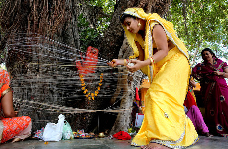 Indian Hindu Married Women Perform Rituals Editorial Stock Photo ...