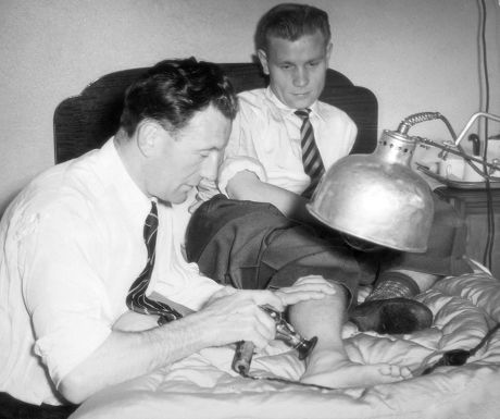1955 That Foot Is 'going Fine; Will Newcastle United Fc Left-half Charlie Crowe Be Fit For The Cup Final? Today Sam Cowan Former Manchester City Captain Now Masseur To The Sussex Cricketers Was Massaging The Injured Foot. Said Charlie 'it's Going 