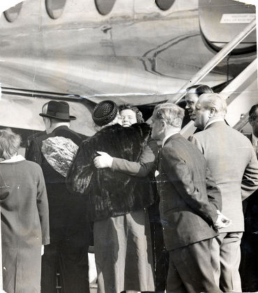 Winston Churchill (1874 - 1965) And His Wife Lady Churchill (1885 - 1977) Baroness Spencer-churchill Of Chartwell ( Created 1966) Are Greeted By Their Daughter Mary Mrs Christopher Soames (1922 - ) On Their Return From Holiday In Sicily. . 