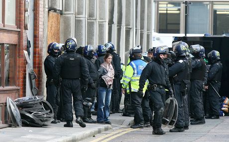 __COUNT__ Police raid a squat in Earl Street, Shoreditch, London ...