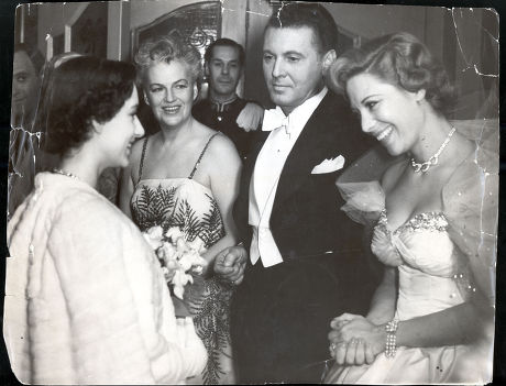 Princess Margaret 1950 14/11/50 The Royal Command Variety Performance At The London Palladium Princess Margaret Chats With Dinah Shore At The Royal Variety Show While Allan Jones And Gracie Fields Look On. 