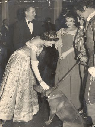 The Queen Elizabeth Ii At The Theatre March 1958 Well Done Duff The Queen Is Bending To Stroke The Dog .... Congratulations Too For His Owner Keith Michell And For Robert Helpmann And Barbara Jefford. The Queen And Prince Philip Mingled With Other Th