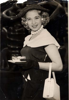 Film Actress Miss Sandra Dorne (1925-1992) Enjoying Her Strawberry Tea At A Tea Party Given To Launch The Extension Of The Restaurant On The Lawn Of The Tate Gallery So That In The Future Tea Can Be Taken On The Lawn... 