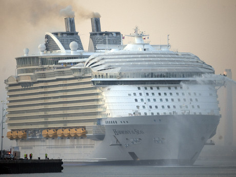 World's largest cruise ship makes its debut