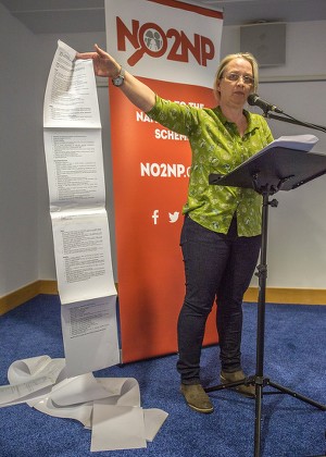 Scottish Government 'state Guardian' Plan For Children.- Lesley Scott Scottish Officer Tymes Trust Displays A Government Check List On Children During A No 2 Named People Campaign Group Meeting In Kilmarnock Ayrshire. Pic Bruce Adams / Copy Tweedie