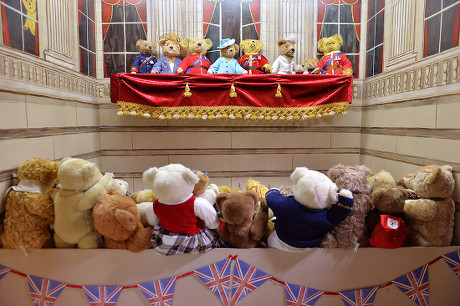 A Tableau Of The Royal Family On Buckingham Palace Balcony. L To R-prince Harry Camilla Prince Charles The Queen Prince Phillip Kate Charlotte George And Prince William. - Collection Of Teddy Bears From Broadcaster And Former Mp Giles Brandreth Gifte