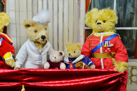 A Tableau Of The Royal Family On Buckingham Palace Balcony. L To R- Kate Charlotte George And Prince William. - Collection Of Teddy Bears From Broadcaster And Former Mp Giles Brandreth Gifted To Newby Hall Ripon North Yorkshire In A New Permanent Exh
