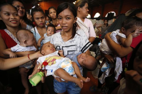 Filipino Mother Casselyn Apilado C Holding Editorial Stock Photo ...