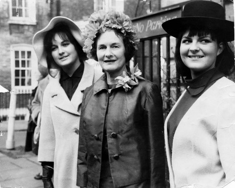 Sisters Of Bride... Lady Longford (centre)(died Oct 2002) With Her Daughters Lady Rachael Pakenham (left) (now Lady Rachel Billington) And Lady Catherine Pakenham (right)(died 1969) At The Wedding Of Their Sister Judith To Alexander Kazantzis In 1963